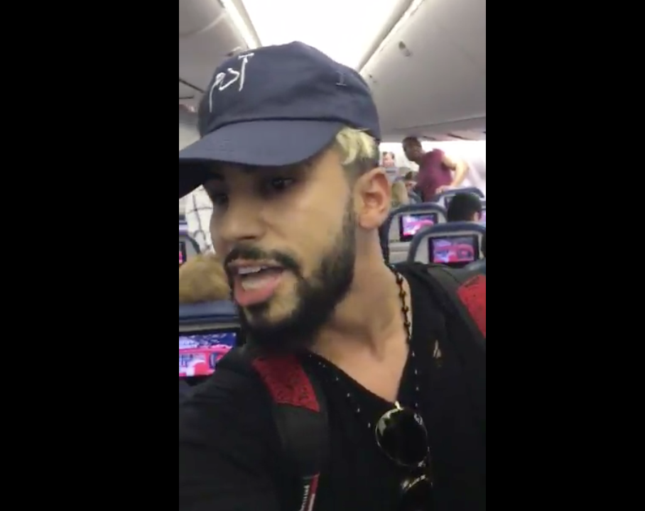 O youtuber Adam Saleh no momento em que foi retirado do voo da Delta, entre Londres e NY. Foto: Adam Saleh