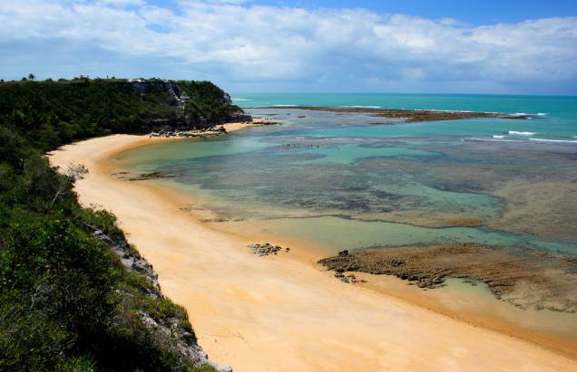 A Praia do Espelho é uma das regiões mais bonitas do Litoral Sul da Bahia. Nos dias ensolarados a tonalidade do mar varia de verde estonteante até azul piscina cristalino – tão claro que deu nome à praia. Some a areia branquinha e o verde dos coqueiros e você tem uma das poucas praiais cinco-estrelas do GUIA BRASIL