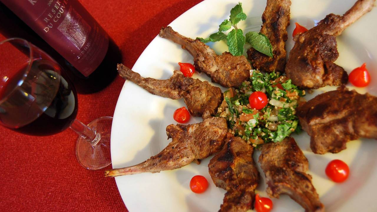 Carré de cordeiro grelhado com mini-tabule e molho de tâmaras do Abujamra