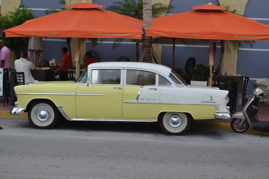 Os carros antigos disputam a atenção com os carros de luxo que também circulam por Miami