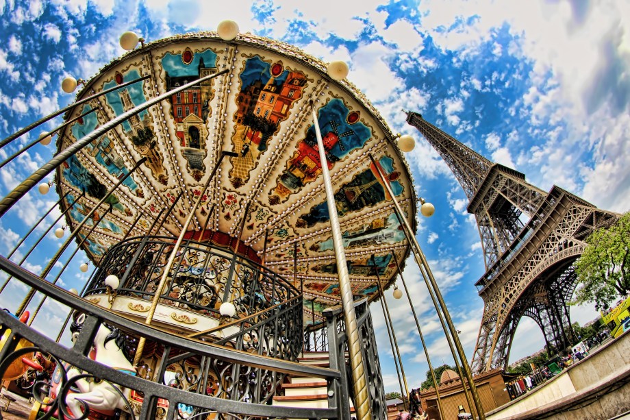 Aos pés da torre está o carrossel mais fotografado de Paris. Se você vai a Paris com crianças, este é um ótimo programa e rende ótimas fotos. Se vai sem crianças pode desejar ter uma só para acompanhar no carrossel (ainda assim pode fazer fotos maravilhosas).