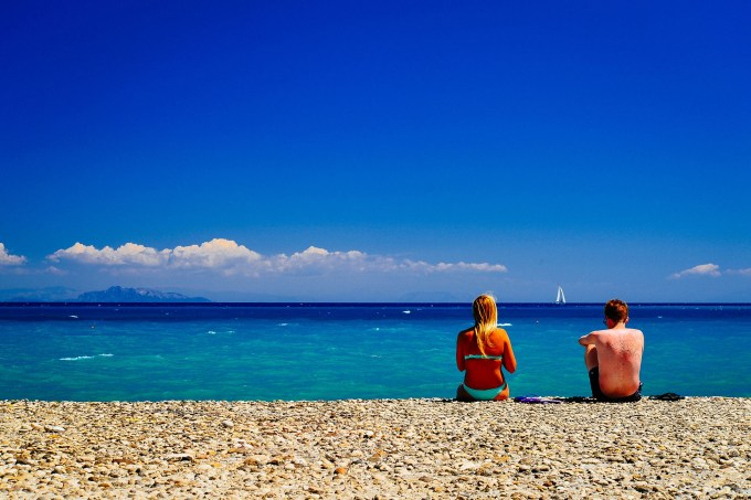 Casal de turistas em praia da Grécia