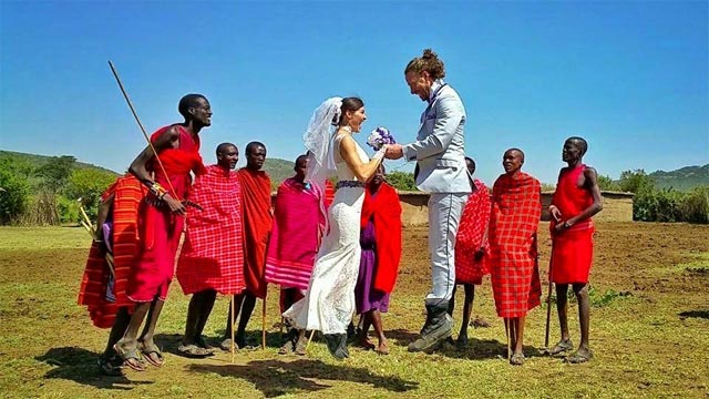 Casamento acrobatas em mochilão pelo mundo 