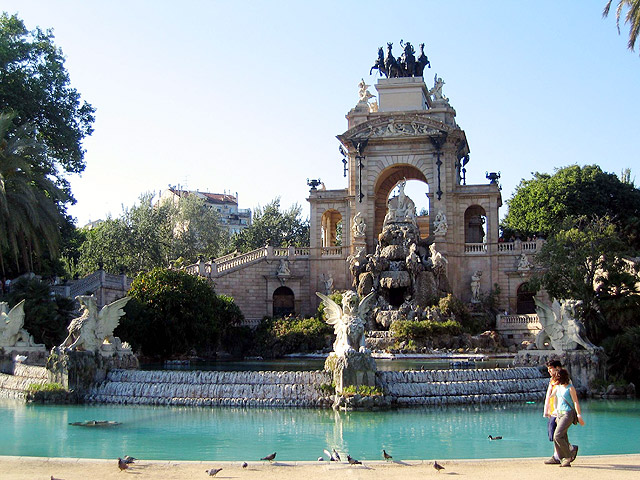 Feita com ajuda de Gaudí, a cascada, na entrada do parque, foi inaugurada em 1881 (foto:: creative commons/Flickr/Ruth Hartnup)