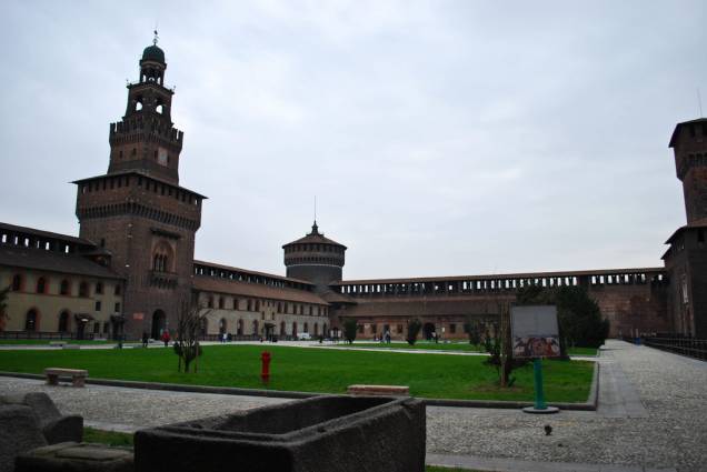 O Castelo Sforzesco, construído por Francesco Sforza, hoje abriga museus e é uma bela aula de arquitetura renascentista