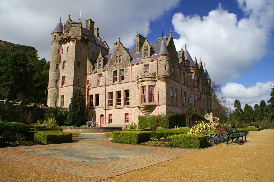 O Castelo de Belfast, situado na capital da <a href="https://viajeaqui.abril.com.br/paises/irlanda-do-norte" rel="Irlanda do Norte">Irlanda do Norte</a>, foi erguido em meados de 1870 e, ao longo dos anos, passou por diversos processos de restauração que hoje conservam sua exuberância. Além de participar de tours e eventos, o visitante pode agendar casamentos