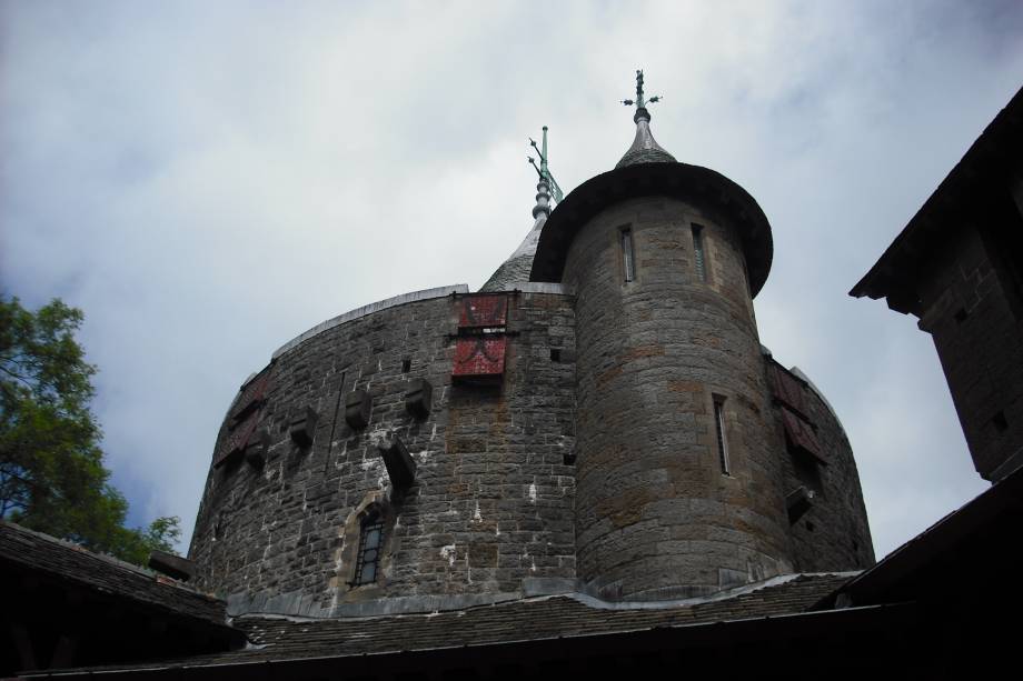O Castelo de Coch de Cardiff foi erguido no século 17 com o objetivo de ser uma construção dedicada à Normandia. Restaurado no início do século 20, ele hoje encanta os turistas com sua beleza arquitetônica O Castelo de Coch de Cardiff foi erguido no século 17 com o objetivo de ser uma construção dedicada à Normandia. Restaurado no início do século 20, ele hoje encanta os turistas com sua beleza arquitetônica