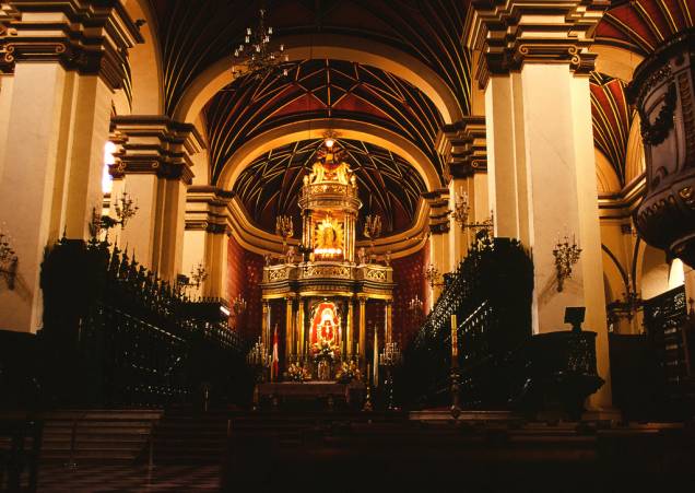 Vista da nave da Catedral de Lima