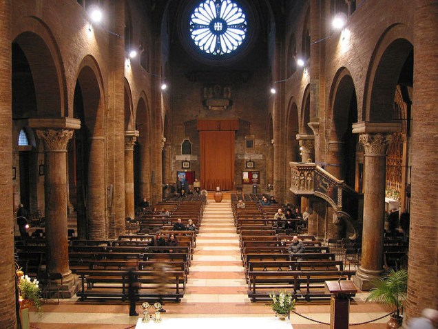 A roseta, no alto da porta principal da Catedral de Módena, ilumina toda a igreja