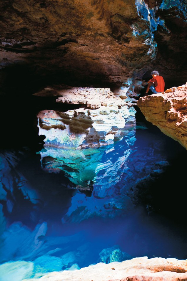 Poço Azul na caverna do Parque Nacional da Chapada Diamantina. Quando batem na água, os raios de sol revelam várias tonalidades de azul e belas formações rochosas