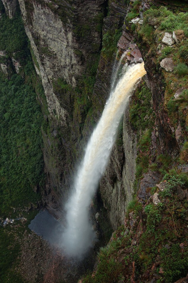 Cachoeira da Fumaça, no Vale do Capão. Para ser recompensado pela bela paisagem, é preciso enfrentar uma caminhada de duas horas por um terreno íngreme Cachoeira da Fumaça, no Vale do Capão. Para ser recompensado pela bela paisagem, é preciso enfrentar uma caminhada de duas horas por um terreno íngreme