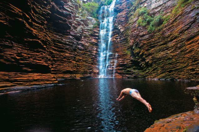 Cachoeira do Buracão, em Ibicoara, onde é preciso caminhar por passagens estreitas e nadar para chegar pertinho da queda dágua