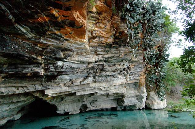 Gruta da Pratinha, um rio de água azul-clarinha que brota de dentro da gruta formando uma enorme praia