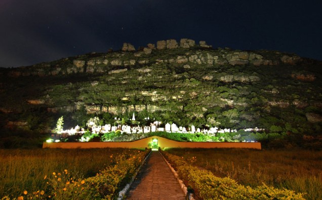 Cemitério Bizantino de Mucugê, construções do século 19, quando surtos de varíola e de cólera atingiram o lugar. À noite, holofotes colorem as lápides