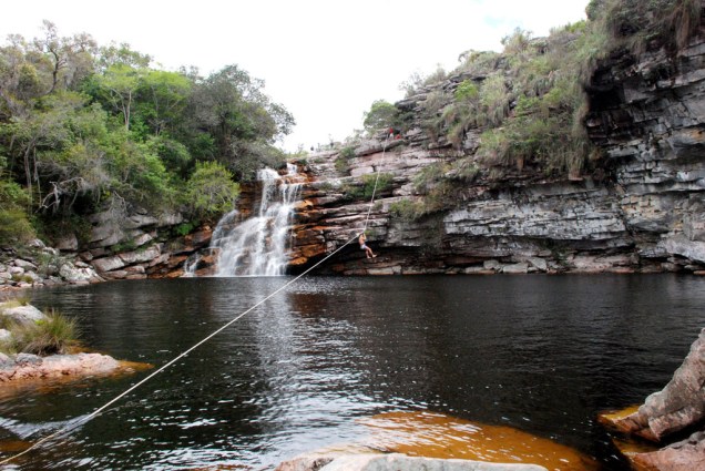 Tirolesa no Poço do Diabo. A trilha para chegar ao local é de apenas 15 minutos e beira o Rio Mucugê Tirolesa no Poço do Diabo. A trilha para chegar ao local é de apenas 15 minutos e beira o Rio Mucugê
