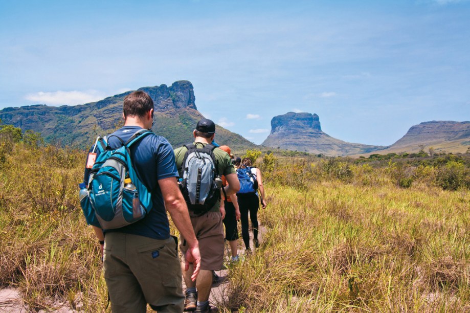 São impressionantes as paisagens que se revelam ao longo de um <a href="https://viajeaqui.abril.com.br/estabelecimentos/br-ba-mucuge-atracao-trekking-mucuge-andarai-vale-do-paty" rel="trekking" target="_blank">trekking</a> na <a href="https://viajeaqui.abril.com.br/cidades/br-ba-chapada-diamantina" rel="Parque Nacional da Chapada Diamantina" target="_blank">Chapada Diamantina</a>, <a href="https://viajeaqui.abril.com.br/estados/br-bahia" rel="Bahia" target="_blank">Bahia</a>. Aqui a natureza reserva cachoeiras ladeadas por belos cânions, rios de tons avermelhados e cavernas com piscinas cristalinas