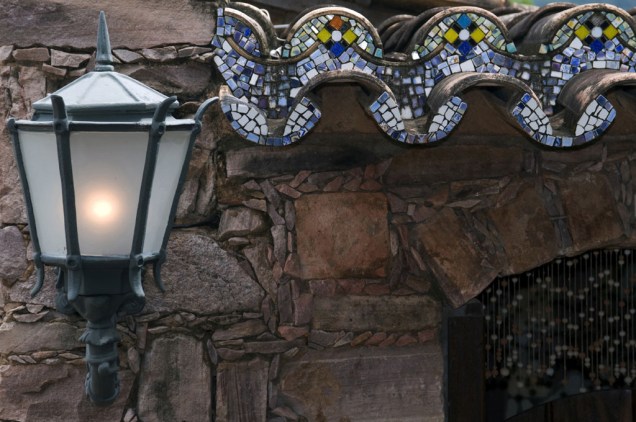 Detalhe da decoração da Alcino Estalagem e Atelier. Dono da pousada faz peças de cerâmica e pinta louças, vitrôs e azulejos