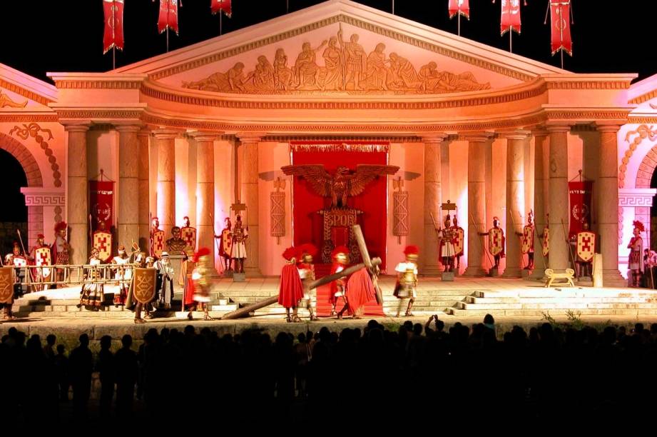 O cenário do teatro a céu aberto onde acontece o espetáculo da Paixão de Cristo de Nova Jerusalém, de 100 mil metros quadrados, é cercado por uma muralha de pedras de quatro metros, 70 torres de sete metros cada, nove palcos, palácios e templos O cenário do teatro a céu aberto onde acontece o espetáculo da Paixão de Cristo de Nova Jerusalém, de 100 mil metros quadrados, é cercado por uma muralha de pedras de quatro metros, 70 torres de sete metros cada, nove palcos, palácios e templos