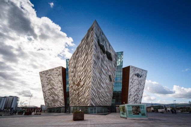 Inaugurado em 2012, o museu Titanic Belfast conta a história da construção e do naufrágio de um dos navios mais famosos do mundo. O acidente em 1912, provocado por um choque contra um iceberg, deixou mais de 1500 mortos