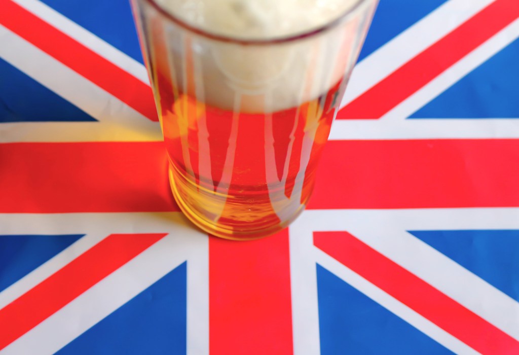 Pint, chope, cerveja com bandeira da Inglaterra