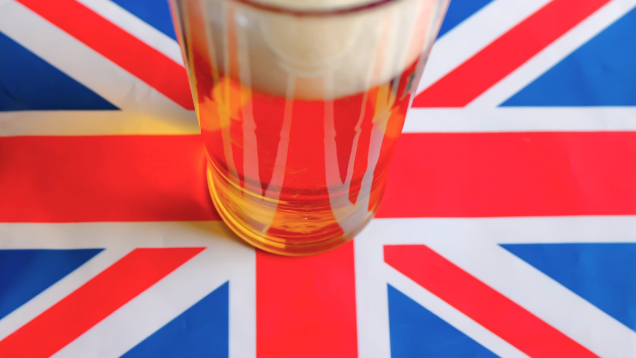 Pint, chope, cerveja com bandeira da Inglaterra