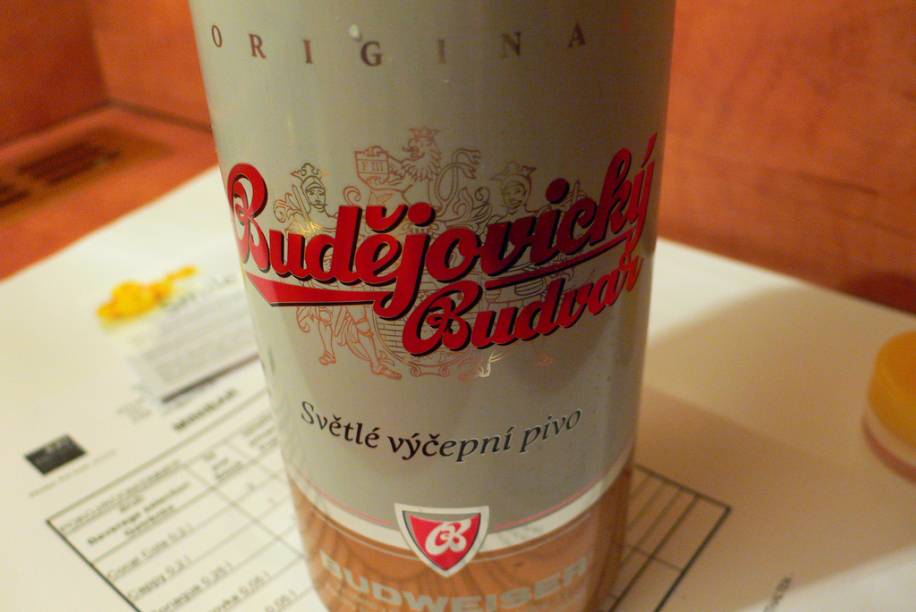 O nome alemão de Ceske Budejovice é Budweis. Isso explica muita coisa...
