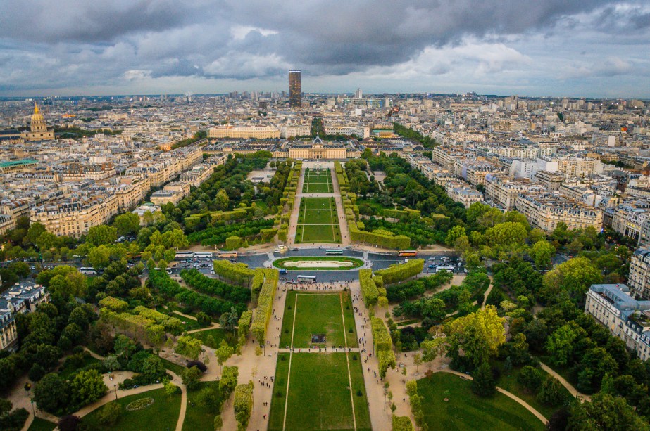 O Champs de Mars é a extensa faixa de grama que fica bem em frente à torre. Esse é o ponto ideal para sentar e admirar a obra sem pressa e também é indicado para um piquenique. Reserve alguns minutos do seu tempo para se sentar no Champs de Mars e encarar a torre, sorte a sua se estiver sol, dá até para levar canga e se deitar por lá.