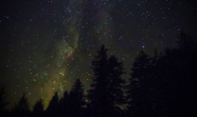 <strong>4. Cherry Springs State Park, Pensilvânia, <a href="http://viajeaqui.abril.com.br/paises/estados-unidos" rel="Estados Unidos" target="_blank">Estados Unidos</a></strong>    A área de 82 acres de cerejeiras negras (cercada por uma floresta de 262 mil acres) ganhou o reconhecimento Dark Sky Internacional em 2000, e dedicou um amplo espaço para astrônomos na forma de uma área de um campo de observação de estrelas no topo de uma montanha de 2.300 metros. Agosto é um ótimo período para visitar o local, quando 60 a 100 meteoros (formados por detritos espaciais do cometa Swift-Tuttle) disparam pelo céu. Se você fizer uma visita em uma noite com condições climáticas ideais, um dos braços da Via Láctea brilha tanto que forma uma sombra facilmente distinguível