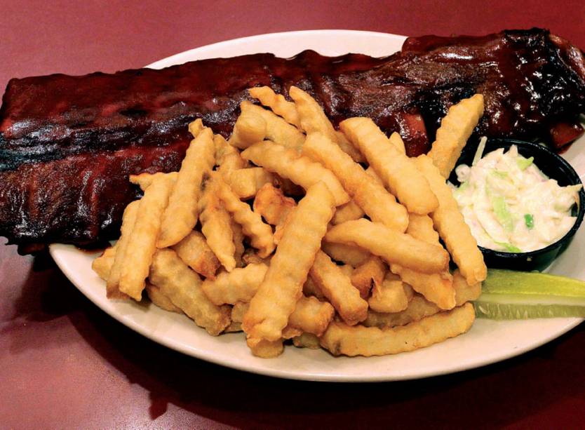 Costela do Twin Anchors. O restaurante fica localizado na esquina do Lincoln Park e guarda elementos da década de 1930 na decoração Costela do Twin Anchors. O restaurante fica localizado na esquina do Lincoln Park e guarda elementos da década de 1930 na decoração