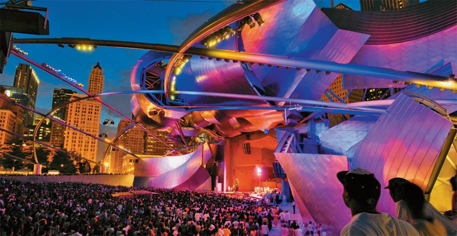 Show no Jay Pritzker Pavilion no Millennium Park. O parque abriga diversos eventos abertos ao público