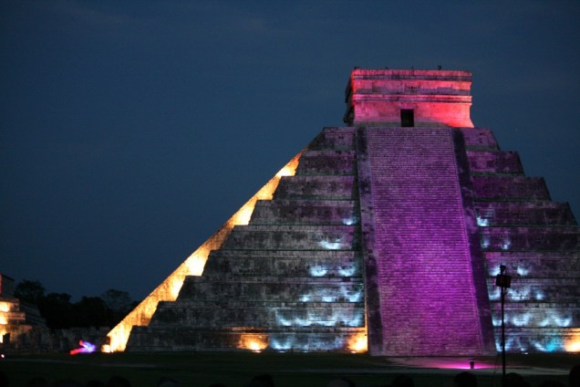 Show de luzes na pirâmide Kulkukan, em Chichen Itzá