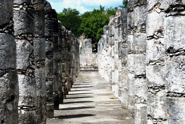 As mil colunas de Chichent Itzá ficam junto ao templo dos guerreiros