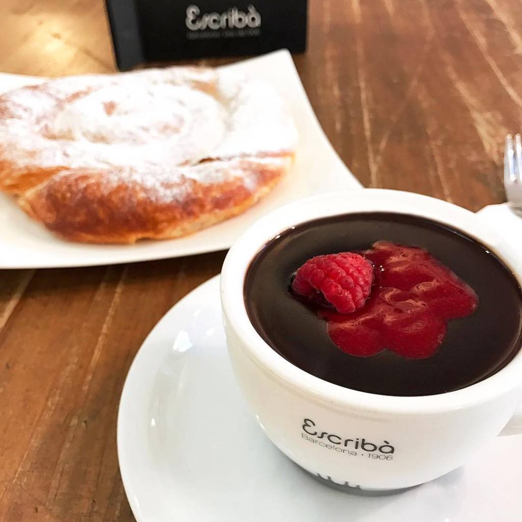 Chocolate quente com framboesas do Escribá (foto: reprodução/Instagram)