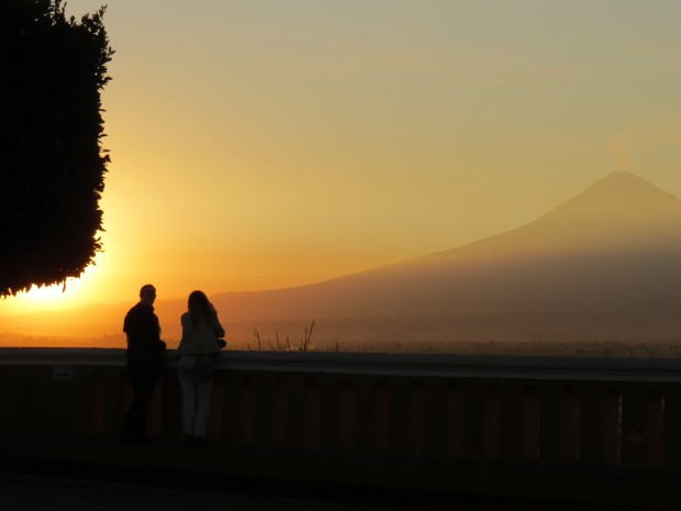 Pôr do sol em Cholula (arredores de Puebla), aos pés do vulcão Popocatépetl: nem sinal de brasileiros