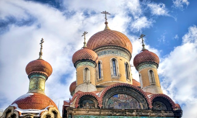 A maior parte das igrejas ortodoxas de Bucareste, na Romênia, foram construídas nos séculos 17 e 18 e têm torres altas e abóbadas coloridas