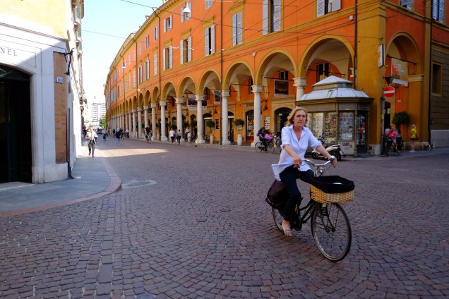 Ciclista passeia pelas ruas de pedra de <a href="https://viajeaqui.abril.com.br/cidades/italia-modena" rel="Módena" target="_blank">Módena</a>; a cidade é plana e, por isso mesmo, perfeita para um passeio sobre duas rodas
