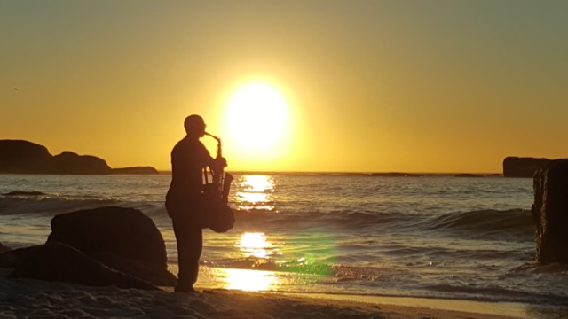 O pôr do sol quase cafona de Clifton, com direito a um saxofonista -- pode?