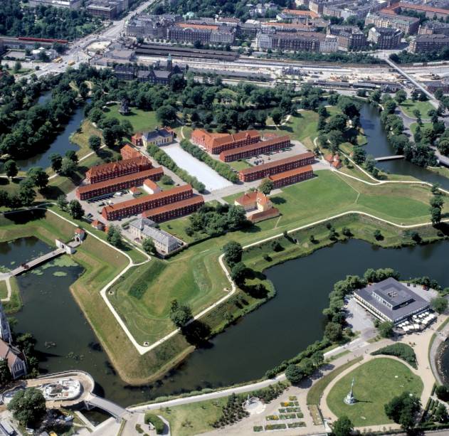 O Kastellet, a cidadela fortificada de Copenhague, ainda hoje possui funções militares, mas boa parte de sua área é hoje um parque público