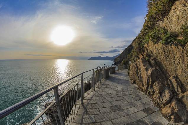 A Via dell amor, em <a href="https://viajeaqui.abril.com.br/cidades/italia-cinque-terre" rel="Cinque Terre" target="_blank">Cinque Terre</a>, é perfeita para casais apaixonados apreciarem o pôr do sol A Via dell amor, em <a href="https://viajeaqui.abril.com.br/cidades/italia-cinque-terre" rel="Cinque Terre" target="_blank">Cinque Terre</a>, é perfeita para casais apaixonados apreciarem o pôr do sol