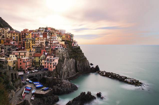 O dia amanhece em Manarola, uma das cidades mais icônicas do <a href="https://viajeaqui.abril.com.br/cidades/italia-cinque-terre" rel="Cinque Terre" target="_blank">Cinque Terre</a> O dia amanhece em Manarola, uma das cidades mais icônicas do <a href="https://viajeaqui.abril.com.br/cidades/italia-cinque-terre" rel="Cinque Terre" target="_blank">Cinque Terre</a>