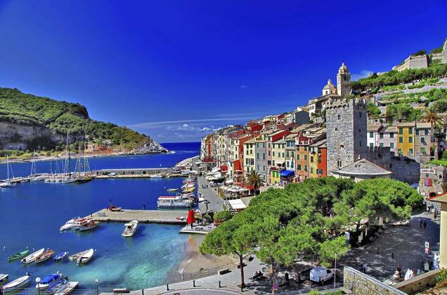 A marina de Portovenere, uma das cinco cidadezinhas de <a href="https://viajeaqui.abril.com.br/cidades/italia-cinque-terre" rel="Cinque Terre" target="_blank">Cinque Terre</a>, fica repleta de embarcações no verão A marina de Portovenere, uma das cinco cidadezinhas de <a href="https://viajeaqui.abril.com.br/cidades/italia-cinque-terre" rel="Cinque Terre" target="_blank">Cinque Terre</a>, fica repleta de embarcações no verão