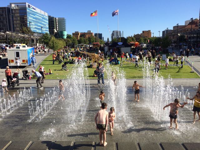 Climão progaganda de margarina na Victoria Square, a Praça da Sé de Adelaide