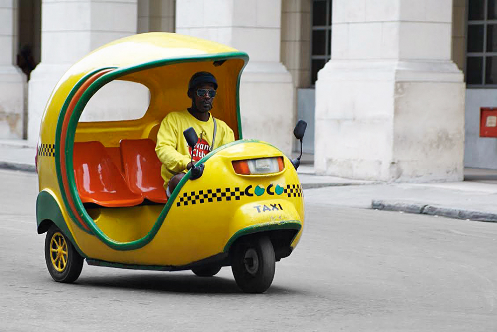 Coco-taxi-em-Havana,-Cuba