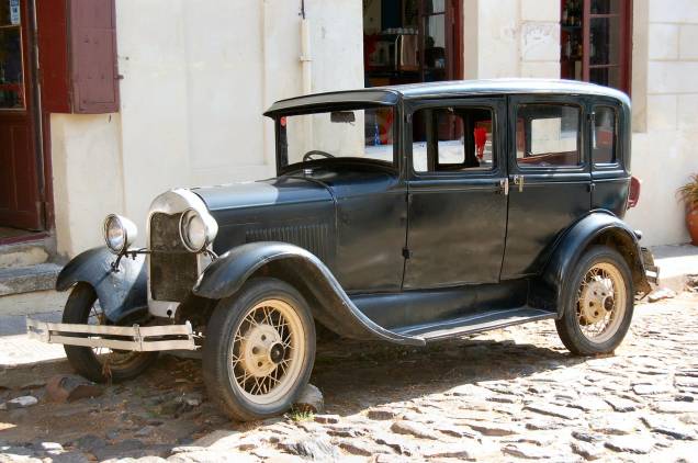 Estacionados pelas ruas de pedra, os carros antigos de Colonia del Sacramento incrementam o cenário charmoso da cidadezinha