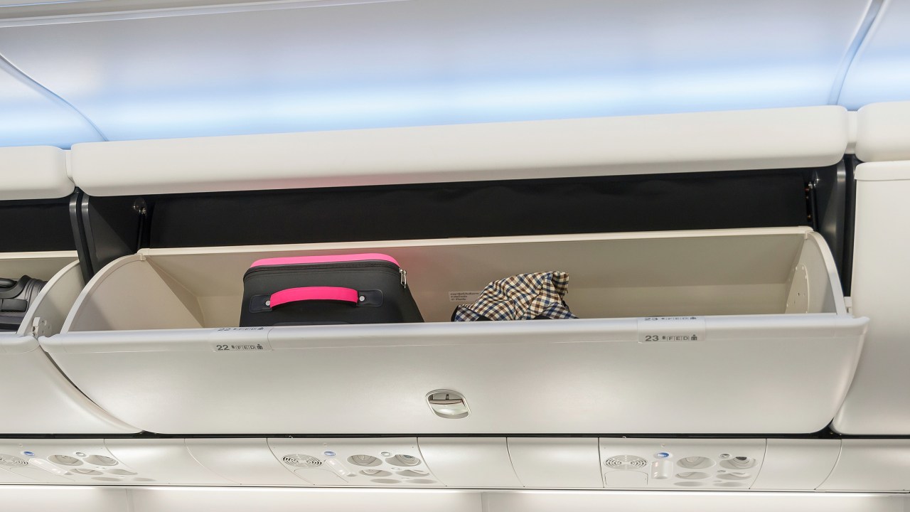 compartimento-de-bagagem-de-mao-voo-aviao-viagem