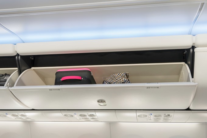 compartimento-de-bagagem-de-mao-voo-aviao-viagem