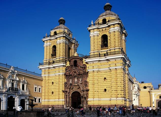 A Igreja e Monastério de San Francisco, em Lima, é famosa por suas catacumbas subterrâneas. Sua arquitetura resistiu aos terremotos do país