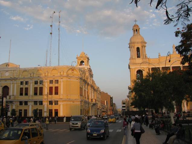 Praça central de <a href="http://viajeaqui.abril.com.br/cidades/peru-chiclayo" rel="Chiclayo" target="_blank">Chiclayo</a>, norte do <a href="http://viajeaqui.abril.com.br/paises/peru" rel="Peru" target="_blank">Peru</a>, com Palácio Municipal e Catedral; a cidade é rodeada por sítios arqueológicos importantíssimos para entender a história das civilizações pré-colombianas da região