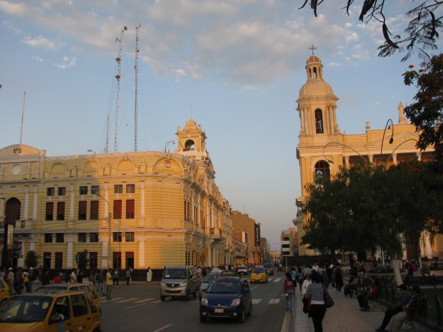 Praça central de <a href="https://viajeaqui.abril.com.br/cidades/peru-chiclayo" rel="Chiclayo" target="_blank">Chiclayo</a>, norte do <a href="https://viajeaqui.abril.com.br/paises/peru" rel="Peru" target="_blank">Peru</a>, com Palácio Municipal e Catedral; a cidade é rodeada por sítios arqueológicos importantíssimos para entender a história das civilizações pré-colombianas da região