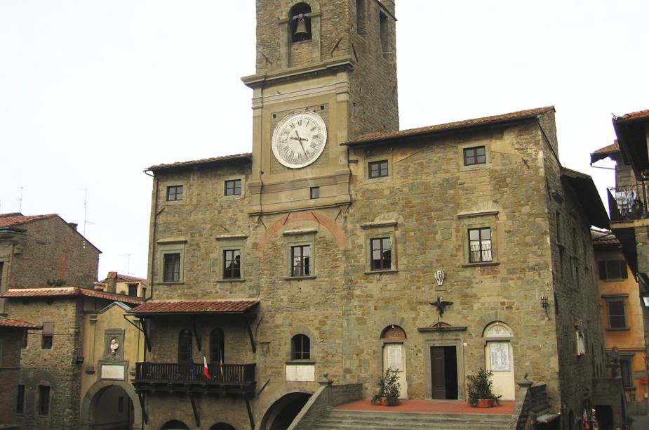 A Piazza Signorelli (foto) é o coração do lugar – no longa "Sob o Sol da Toscana" (2003) ela aparece com uma fonte falsa, o que causou controvérsias na época das gravações.